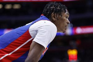 沒(méi)手感！奧薩爾半場(chǎng)11投僅3中拿到9分6板4助 三分3中1