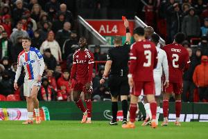 一線隊2次替補出場均染紅！18歲中衛(wèi)納洛共僅為利物浦出場16分鐘