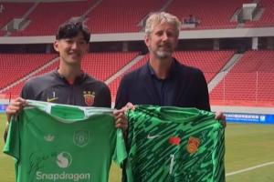 追星成功??顏駿凌和偶像范德薩交換球衣，范德薩獲贈(zèng)國(guó)足門將服