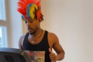 埃弗拉談社媒視頻只穿一只鞋子：致敬我的英雄母親，她左腿截肢了