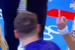 這氛圍真不錯！里夫斯和東契奇賽后互豎中指 美女主持一臉懵逼