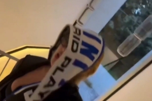 整蠱??女友頭戴皇馬圍巾叫醒正在睡覺的維尼修斯：你喜歡嗎？