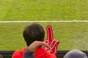 會嚴(yán)懲歧視行為？李璇：中足聯(lián)重要官員在蓉城vs河南比賽現(xiàn)場