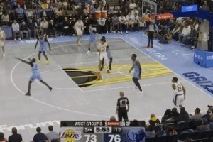 帶隊(duì)反超！東契奇再中三分&助攻海斯空接扣籃