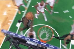 攻防壓制！小史密斯大帽杰倫-布朗 申京反擊助攻阿門暴扣打進(jìn)加罰