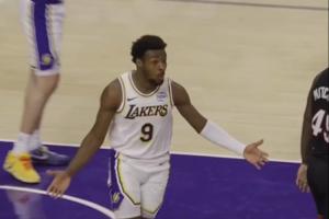 很像老詹啊??！布朗尼被吹防守犯規(guī) 攤手表示不解~