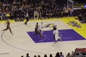 攻防建功！海斯搶斷后速推反擊 助攻里夫斯上籃得手