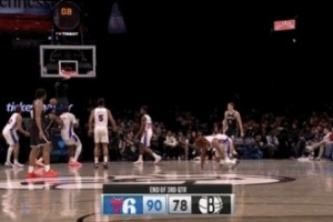 希望沒事??！烏布雷撲防小波特 自己出現(xiàn)崴腳痛苦倒地