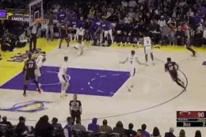 維金斯被逼防到底角&頂?shù)箹|契奇但裁判沒吹 直接中投命中！