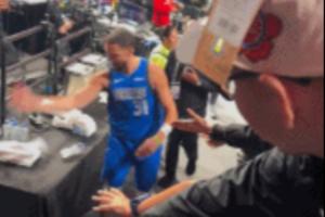 極度不爽！克萊手感不錯(cuò)卻被按在板凳上 賽后扇飛水瓶發(fā)泄不滿