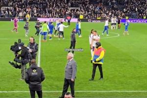 斯彭斯對(duì)弗蘭克攤手抱怨且念念有詞，唇語專家解讀：他在說不干了