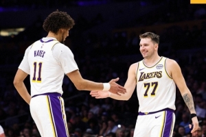 東契奇和海斯擊掌慶祝！湖人曬贏球海報(bào)：今晚洛杉磯很吵