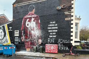 記者曬視頻：工作人員正清理阿諾德遭到污損的壁畫