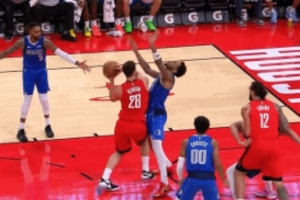 申京轉(zhuǎn)身肘部打到華盛頓 裁判回放后沒(méi)有升級(jí) 維持進(jìn)攻犯規(guī)原判