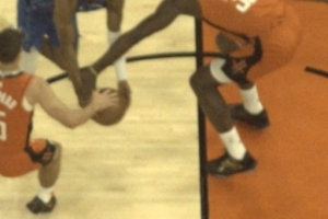 火眼金睛！卡佩拉手刀布蘭登-威廉姆斯被吹犯規(guī) 火箭果斷挑戰(zhàn)成功