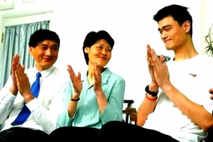 楊毅：姚明在火箭時父母也在被隊友嘲笑 但中國孩子就得有人照顧