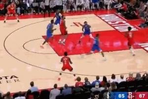 流暢配合！亞當(dāng)斯中路不停球妙傳 伊森溜底線暴扣打停獨(dú)行俠！