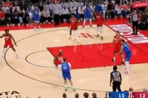 外線開炮！弗拉格借掩護(hù)側(cè)翼三分命中 幫助球隊(duì)占據(jù)主動