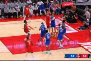 杜蘭特分球申京 后者在三人合圍中轉(zhuǎn)身360°單手暴扣