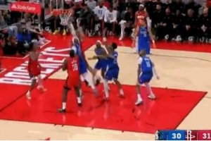 絲毫不畏懼！申京籃下面對多人圍剿上籃打成2+1