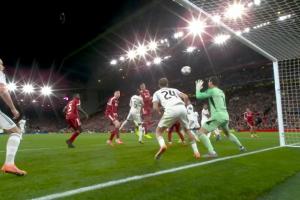 今天是戰(zhàn)神！范戴克近距離頭球，又被庫(kù)爾圖瓦神反應(yīng)擋出