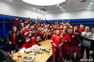 三連冠達成！上海海港新聞官曬更衣室奪冠合影