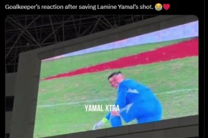 大雷你笑的收斂點??國外球迷：守門員撲出亞馬爾的射門后的反應(yīng)