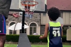 恩比德拿著足球教兒子投籃 這投籃天賦遺傳很到位啊