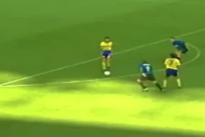 如履平地，當(dāng)年被稱作混凝土的意甲防守在外星人面前不堪一擊??