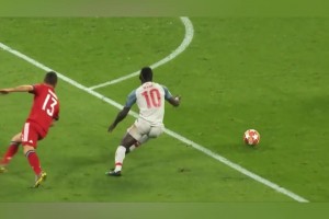 詹?。嚎纯瘩R內(nèi)！火燎的金剛，煙熏的太歲立功了！