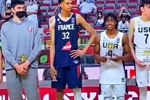 沒(méi)有對(duì)比就沒(méi)有傷害！霍姆格倫站在文班亞馬身邊，看起來(lái)好小只啊