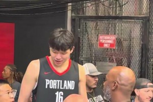 下賽季你打主力！楊瀚森賽后與主教練比盧普斯在球員通道交談！