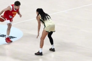 兩秒撕裂防線，五秒過掉全場，什么叫核心后衛(wèi)的加速度...