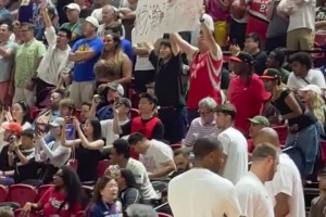 楊漢森在夏季聯(lián)賽首次亮相，現(xiàn)場觀眾一片歡呼雀躍！