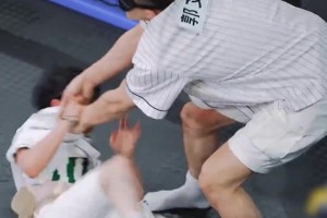 周深在郭艾倫手里就像一個(gè)小手辦??