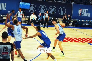 回看楊瀚森試訓(xùn)時(shí)的這記靈性妙傳！今天出現(xiàn)好幾次了吧????