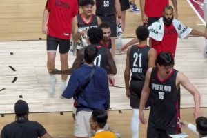 表現(xiàn)相當(dāng)出色！楊瀚森半場(chǎng)結(jié)束與隊(duì)友慶祝，笑得非常開(kāi)心！