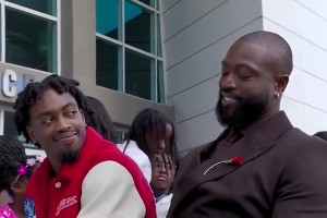 看一次笑一次！韋德此前看到自己的雕像，像是氣笑了??