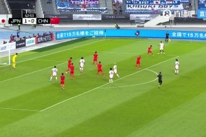 對(duì)手遠(yuǎn)射變線入網(wǎng)，顏駿凌無(wú)奈！董路質(zhì)疑：還不換人真理解不了