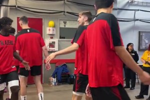 楊瀚森和隊友們準備入場！看起來身材比所有人都高大得多！