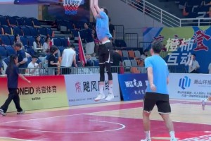 這比進(jìn)球還難?。炖锉惩冻h(yuǎn)三分卡籃架，自己都驚了??