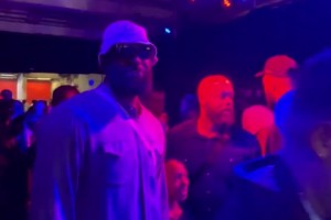 心系隊友??詹姆斯抵達夏季聯(lián)賽現(xiàn)場督戰(zhàn)兒子布朗尼~