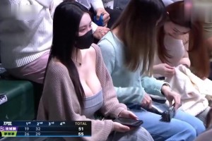 ??導(dǎo)播有一雙發(fā)現(xiàn)美的眼睛！總能捕捉到場邊性感女球迷！