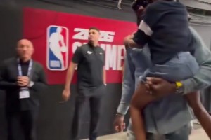 現(xiàn)場(chǎng)觀戰(zhàn)布朗尼！詹姆斯抱著女兒朱莉現(xiàn)身球員通道??