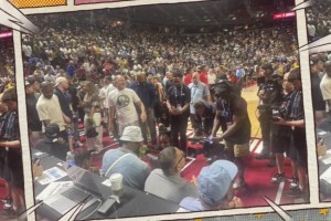 這就是超巨影響力！詹姆斯觀戰(zhàn)布朗尼，坐場邊被長槍短炮團團圍住