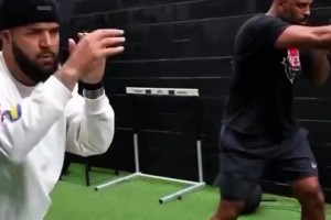 這是準(zhǔn)備要干嘛哈！烏度卡和范弗里特一起練習(xí)拳擊~