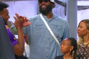 來看兒子了！老詹帶著老婆女兒來給布朗尼加油了??