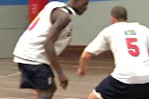 進攻手段太全面！2000年夢之隊訓練營，加內(nèi)特連續(xù)和隊友單挑！