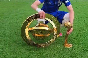 實至名歸！帕爾默賽后和世俱杯獎杯、世俱杯金球獎獎杯合影