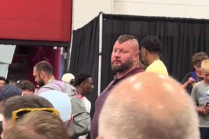 這也太大只了！網(wǎng)友現(xiàn)場(chǎng)拍到約基奇哥哥 難怪巴特勒避而遠(yuǎn)之啊